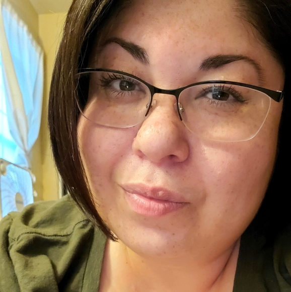 Meet your Posher, Nicole - Picture 1 of 1